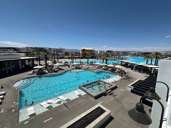 Building Photo - Beautiful Desert Color Condo!!