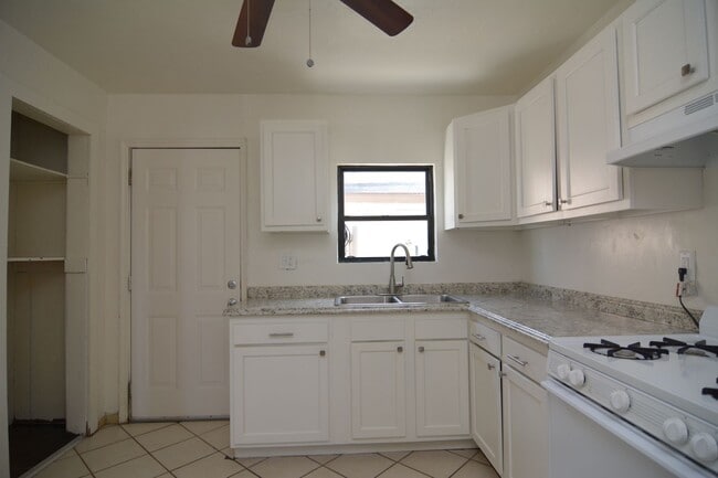Building Photo - Charming 2 Bedroom 1 Bath Home! Close to t...
