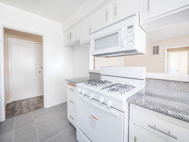 Interior Photo - 817 S. St. Andrews Pl