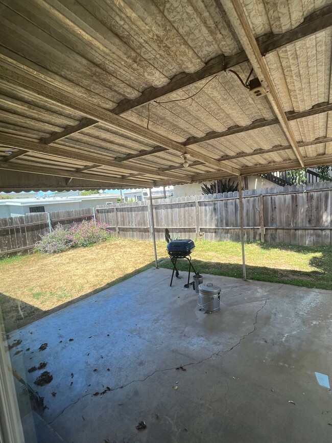 Building Photo - House 2BR/1BA Available Now