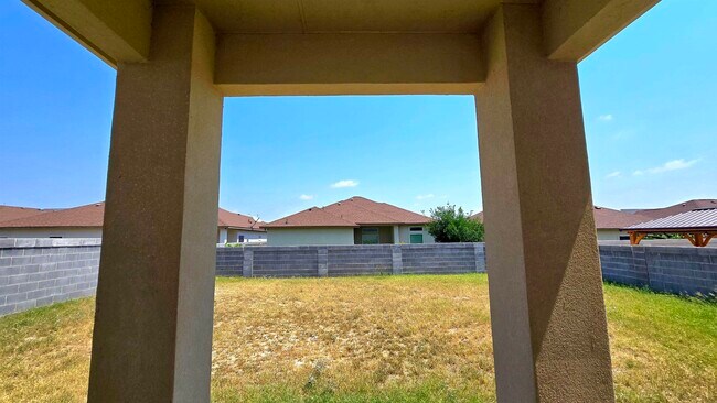 Building Photo - 6007 Vero Dr