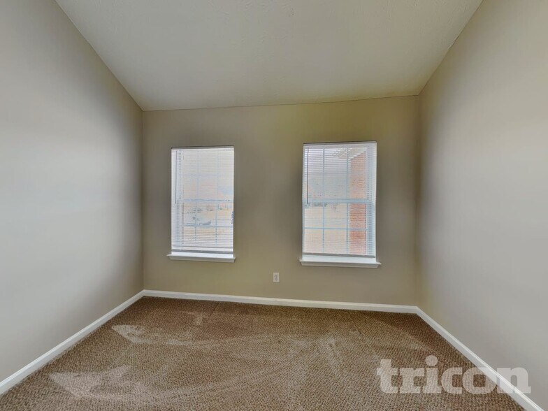 Building Photo - 636 Christina Pl