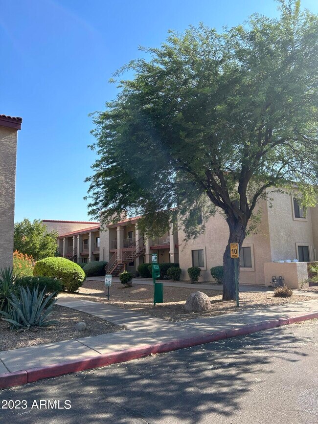 Building Photo - 1440 N Idaho Rd