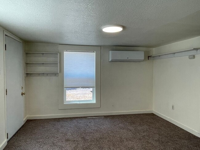 Building Photo - Great 1 Bedroom 1 Bath Cottage-ALL UTITLITES INCLUDED, except Power