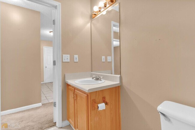 Building Photo - Charming 3 bedroom 2 bath Ranch style home...