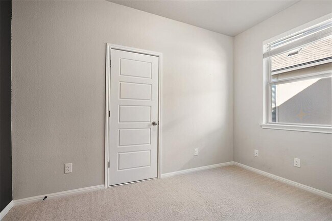 Building Photo - 2909 Zelma Dr