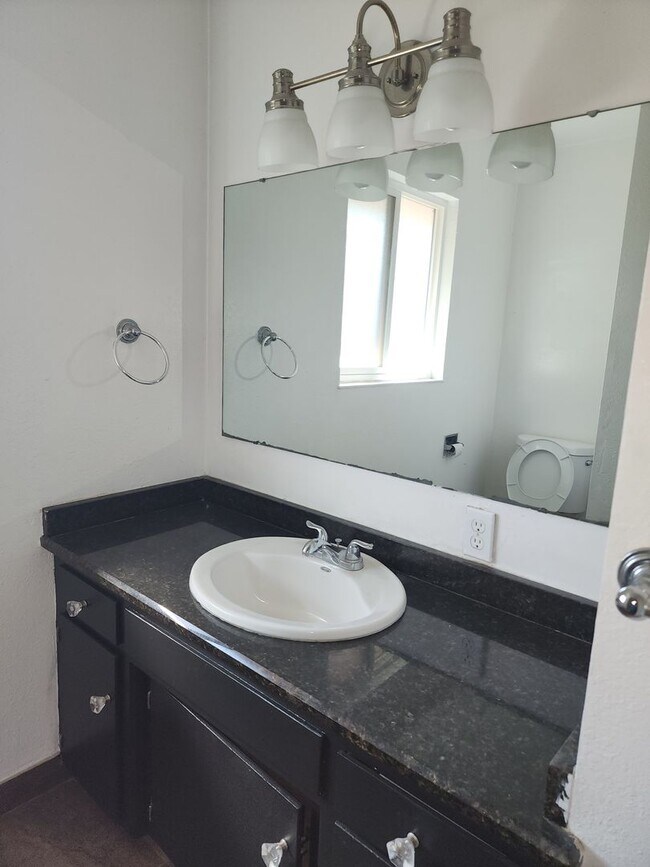 Building Photo - 3 Bedroom 2 Bathroom in court Near Somerse...