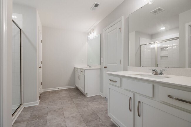 Building Photo - Gorgeous end-unit townhome near Brier Creek!