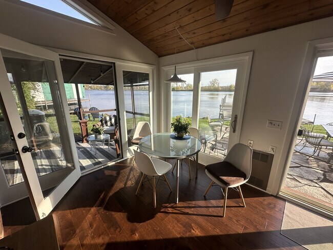 Building Photo - Lake Minnetonka Lakeshore!!