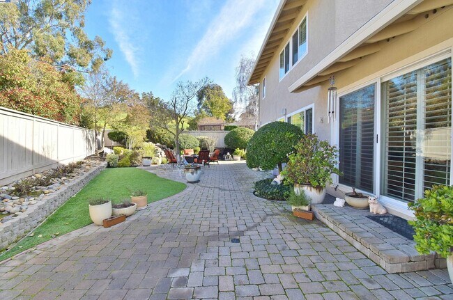 Building Photo - 204 Cypress Hills Ct