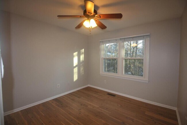 Building Photo - 9944 Murnane St