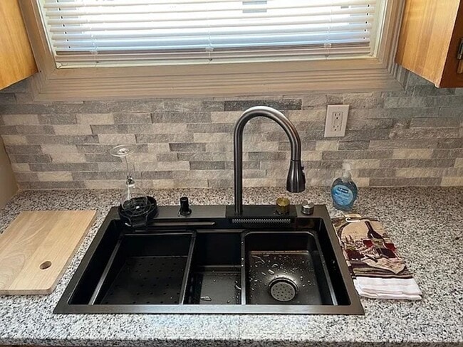 Building Photo - 2 Bedroom 1.5 Bath for rent in College Hill!
