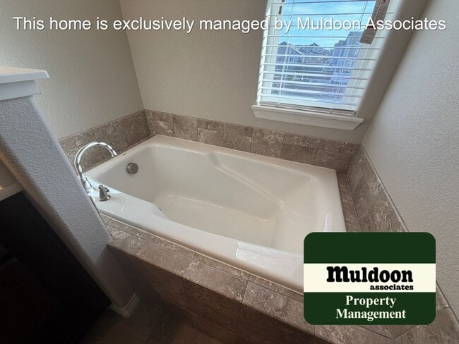 Building Photo - Newer build ready to move in!