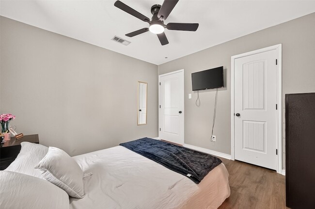 Building Photo - 1005 Avenue D