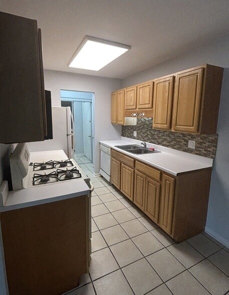 Building Photo - 555 Deepwoods Dr