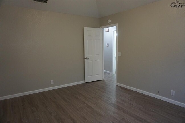 Building Photo - 1112 Lisa Ln