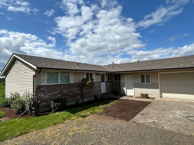 Building Photo - Molalla Country Home