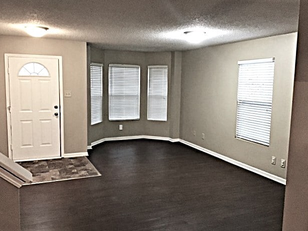 Building Photo - 991 Ravine Dr