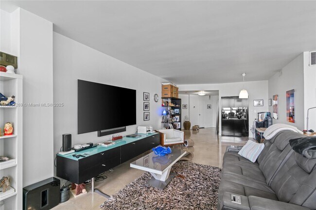 Building Photo - 4925 Collins Ave