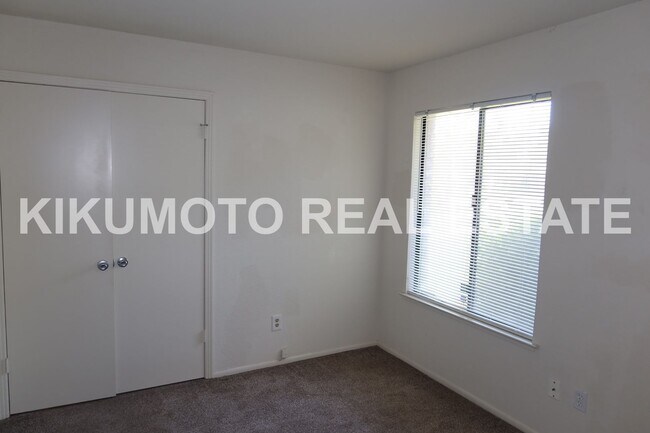 Building Photo - 3 Bedroom, 2 Bath, 2 Car garage in the Poc...