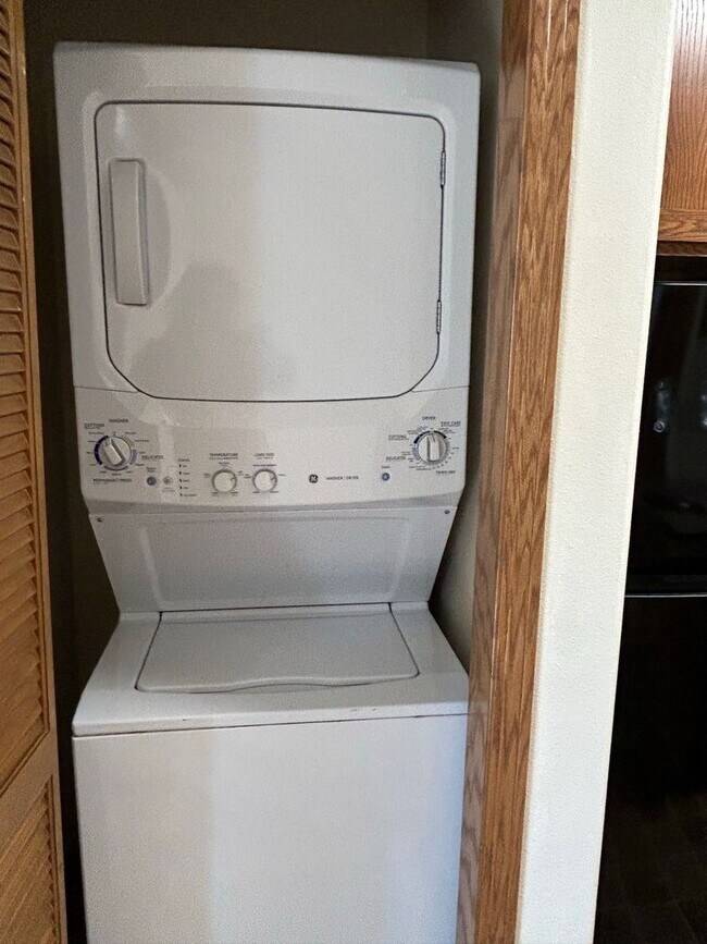 Building Photo - 122 Main St E