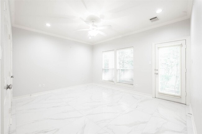 Building Photo - 643 Hartman St