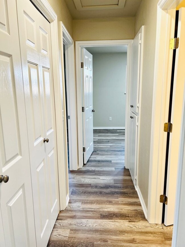 Building Photo - Updated 2BD 1BA Duplex in Yukon!!!
