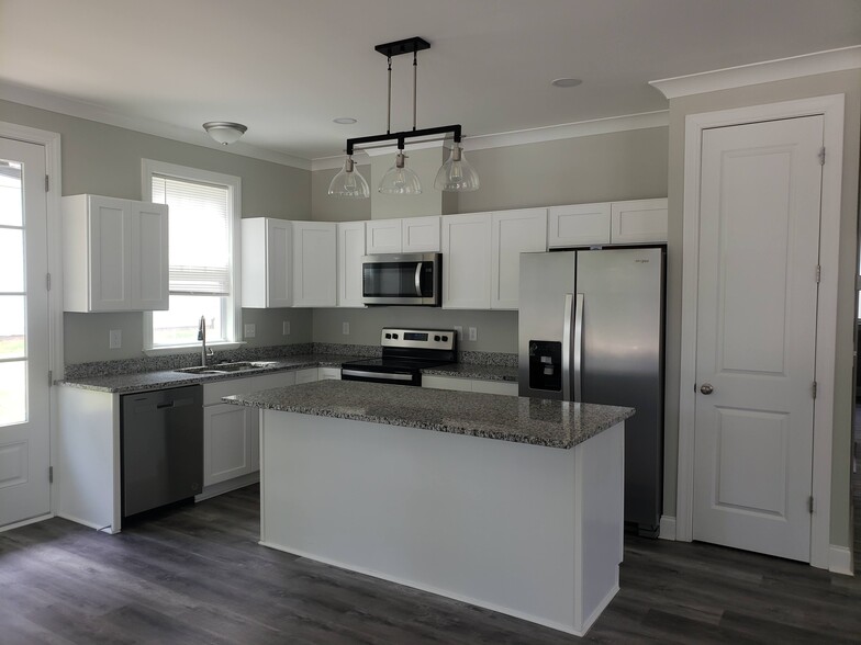 Building Photo - 218 Forest Dr