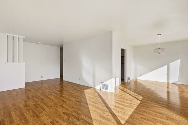 Building Photo - Spacious Three Bedroom Home in Forest Knol...