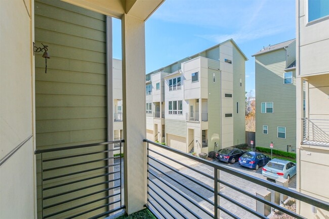 Building Photo - 946 W 18th St