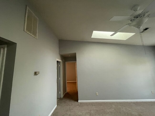 Building Photo - UPPER LEVEL SINGLE STORY CONDO IN HOLLAND ...