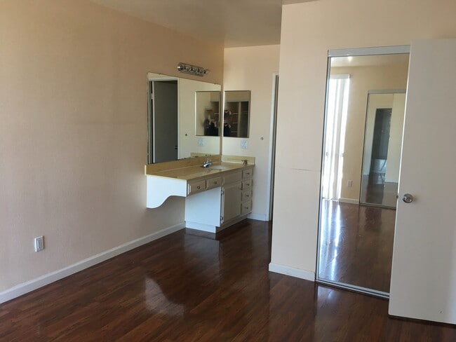 Building Photo - One Bedroom Condo in San Carlos!!