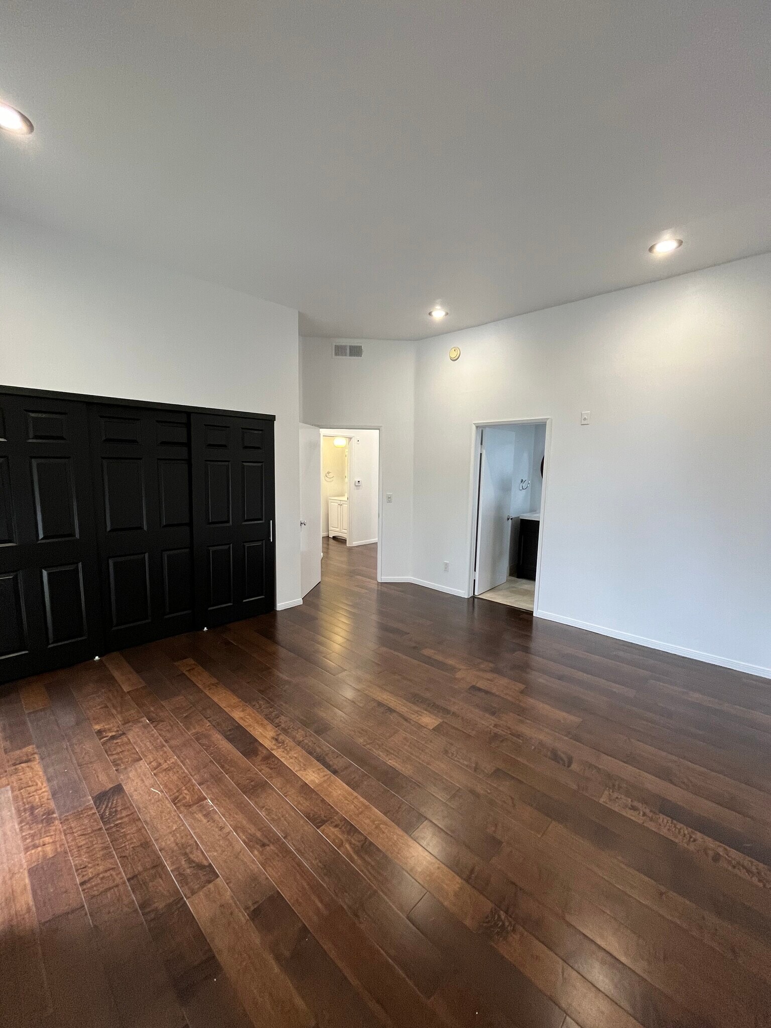Building Photo - 860 S Lucerne Blvd