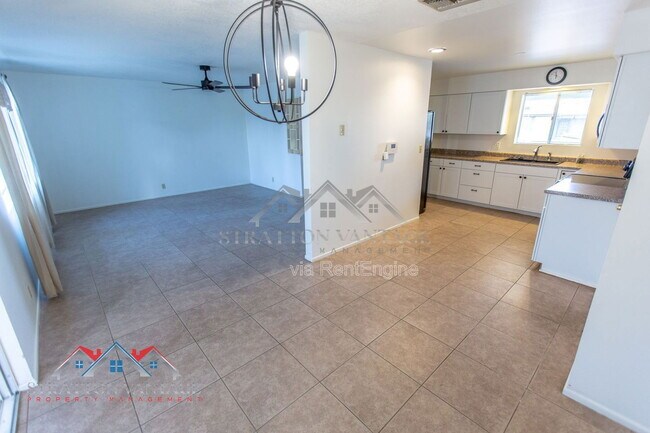 Building Photo - 5706 E Des Moines St