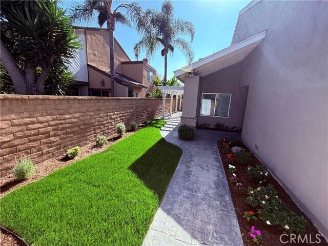 Building Photo - 6 Leda