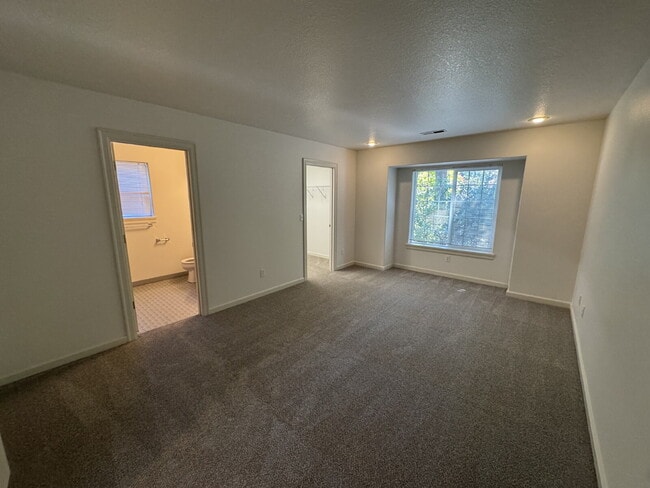 Building Photo - 2 bedroom / 2 bathroom, Duplex unit Close ...