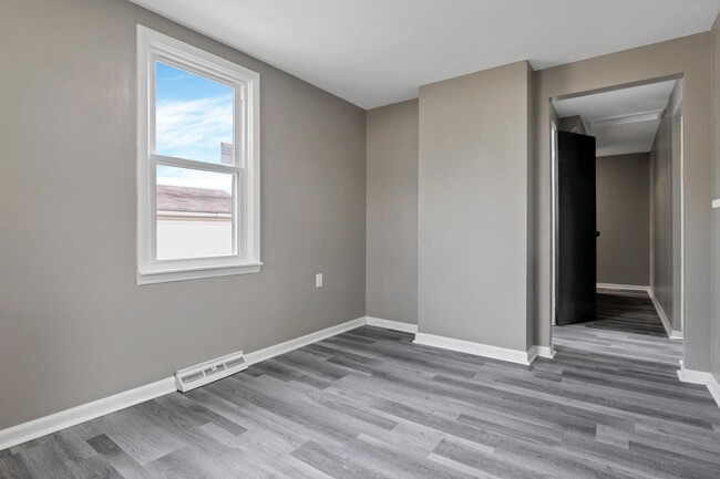 Building Photo - 256 Southard Dr