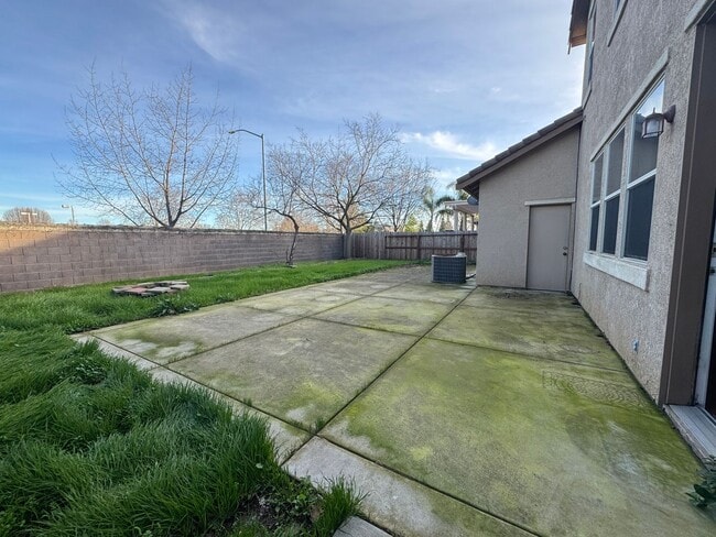 Building Photo - Beautiful Home with 4 Bedrooms and 3 Bathrooms in a Convenient Location!