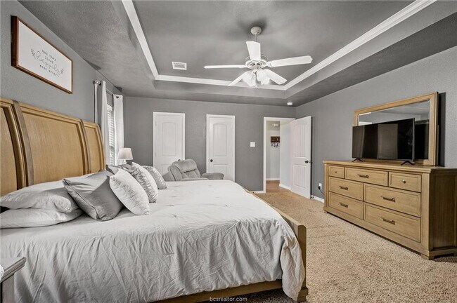 Building Photo - 912 Emerald Dove Ave