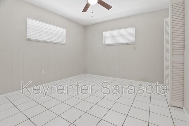 Building Photo - 5645 N Tuttle Ave