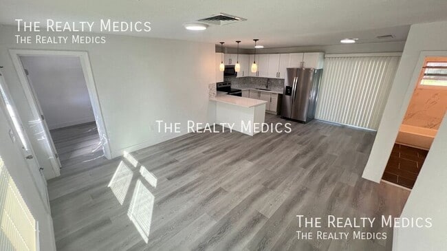 Building Photo - 2530 N Palm Dr