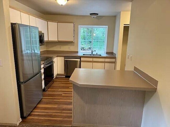 Building Photo - Spacious 2 Bedroom Duplex with Cozy Features