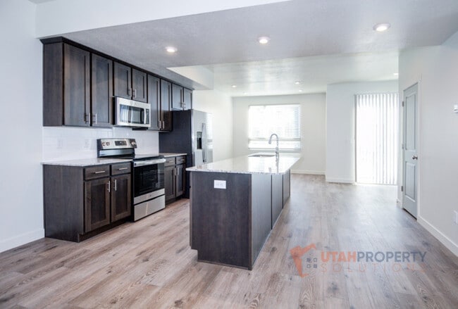 Building Photo - 1057 W 400 S