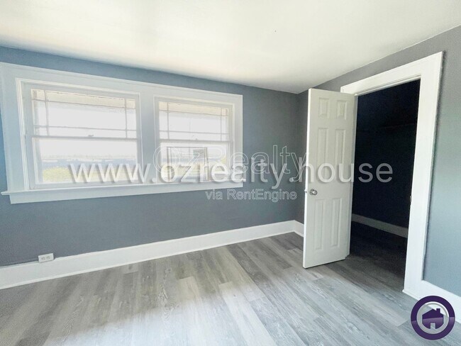 Building Photo - 1402 Prouty Ave