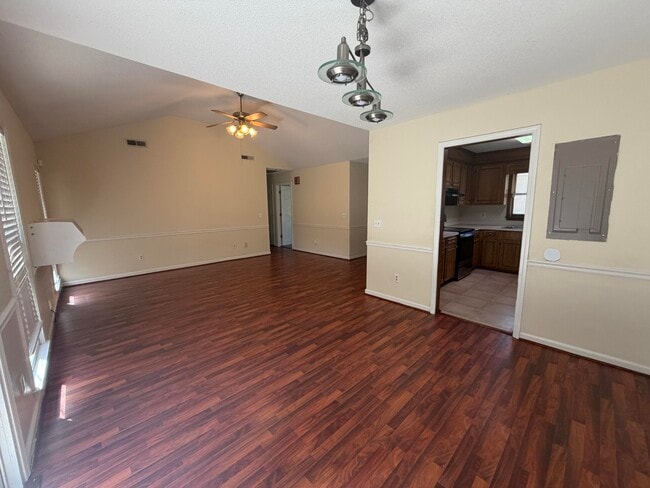 Building Photo - 720 Marigold St