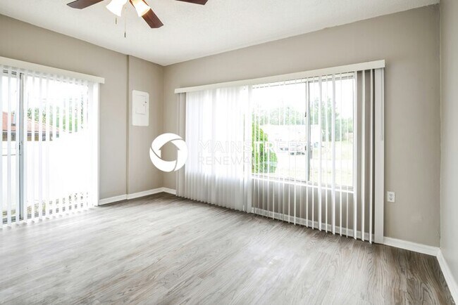 Building Photo - 3 Bedroom Pet-Friendly Home in Spring Hill, FL with Main Street Renewal