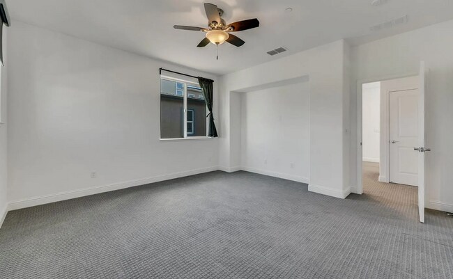 Building Photo - 3 bedroom | 3.5 bathroom | Davis Single Fa...