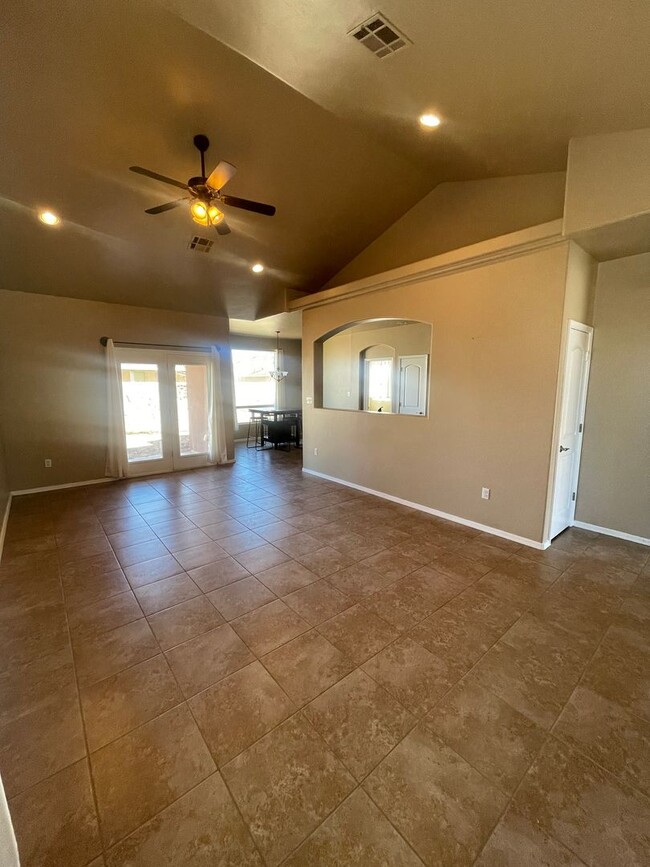 Building Photo - Beautiful 3 Bedroom/2 Bathroom home locate...