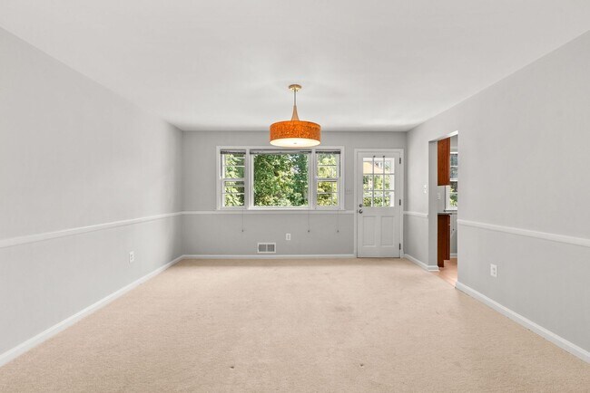 Building Photo - 5 Bed 3 Bath - Chevy Chase Rambler - Move IN Ready