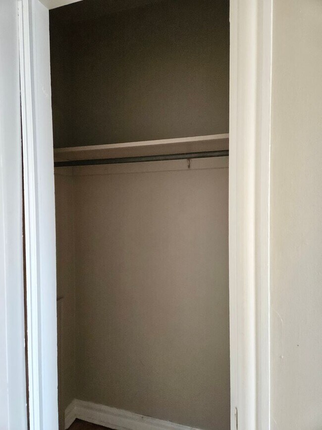 Building Photo - Lovely One Bedroom Apartment - Conveniently Located!